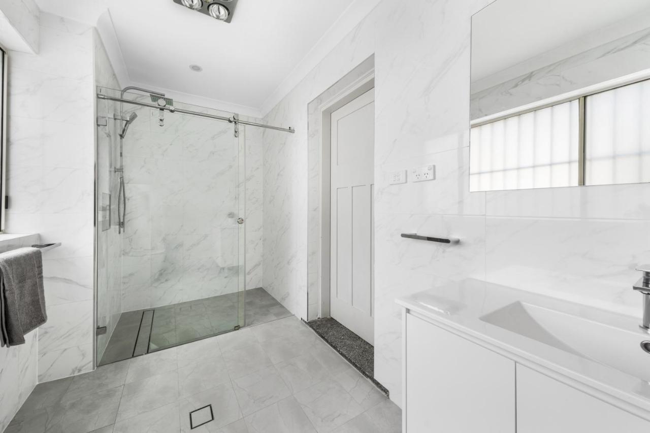 Burwood New 2 Bedroom 2 Bathroom Apartment Sydney Bagian luar foto